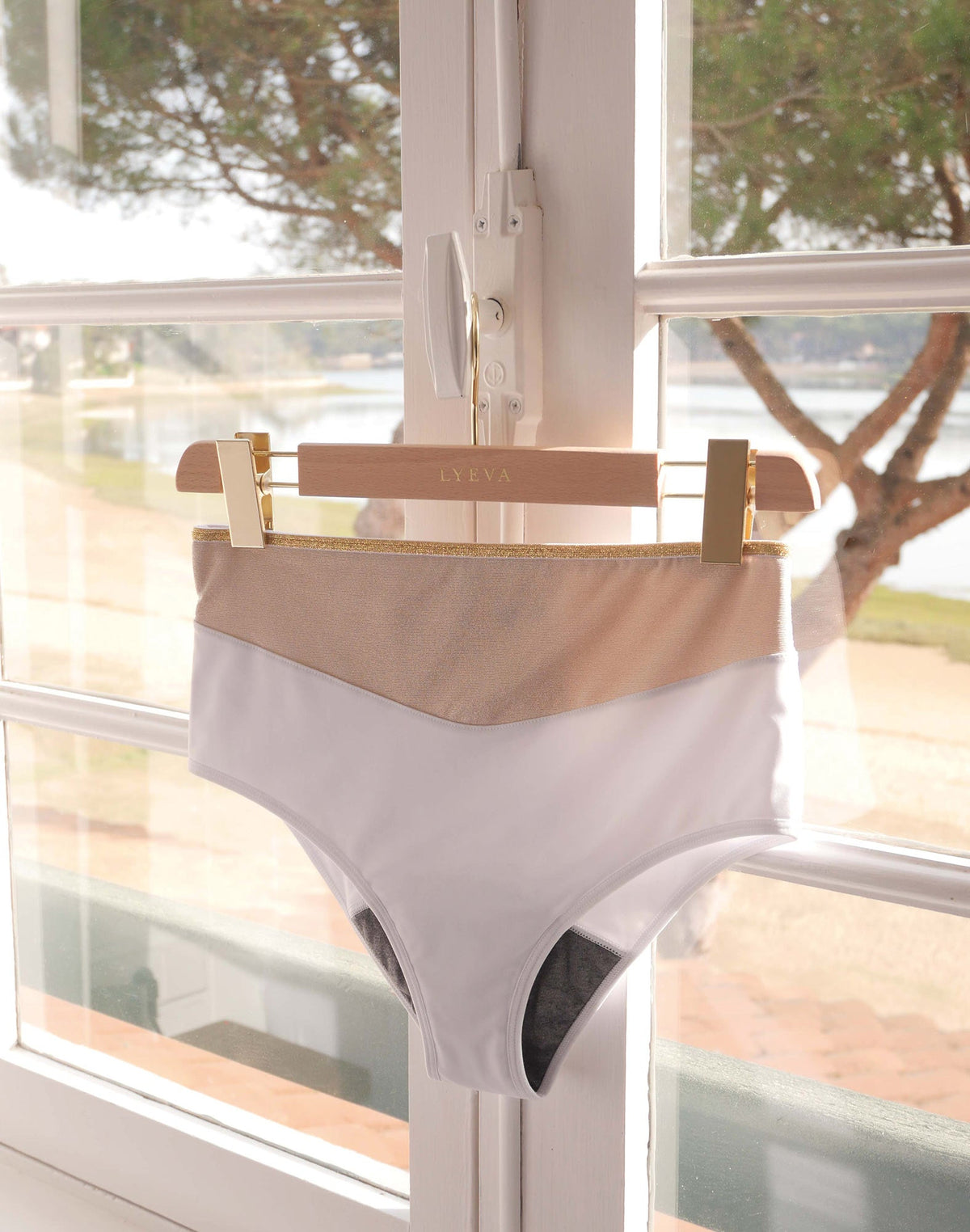PERIODENSLIP MIT HOHEM BUND LOW GOLDWEISS