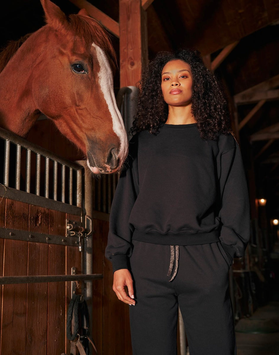 SCHWARZES SWEATSHIRT
